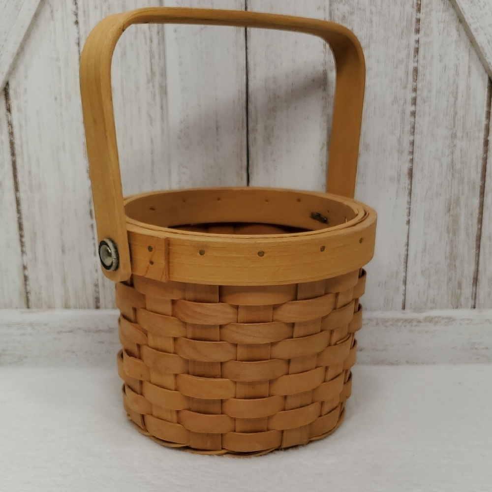 Round Woven Basket with Handle - Picture 5 of 6